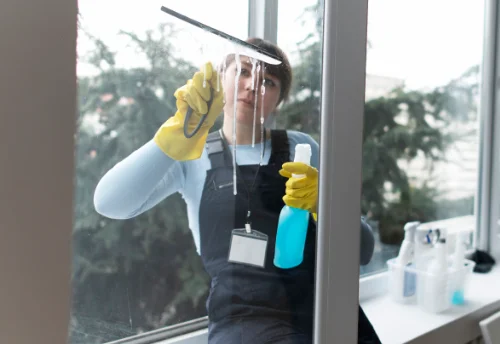 Nettoyage de vitres intérieures et extérieures à Courcité